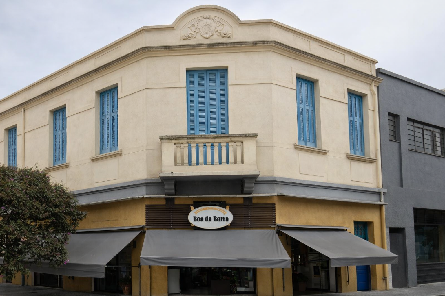 Edifício histórico com fachada restaurada
